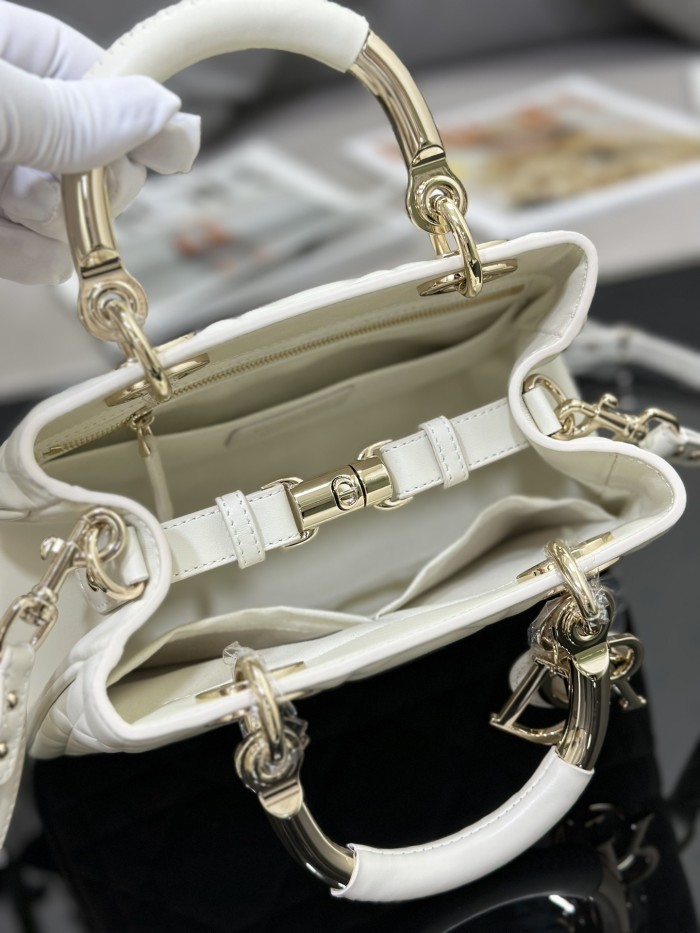 Handbag   Dior  M0565  size  22  cm