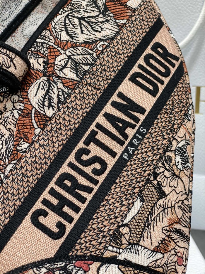 Handbag   Dior  size  25 cm