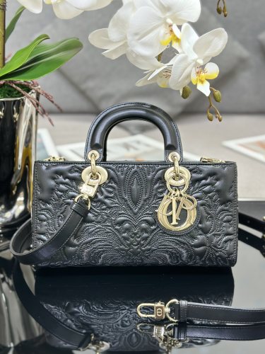 Handbag   Dior  M0540  size  26 x 13.5 x 5  cm