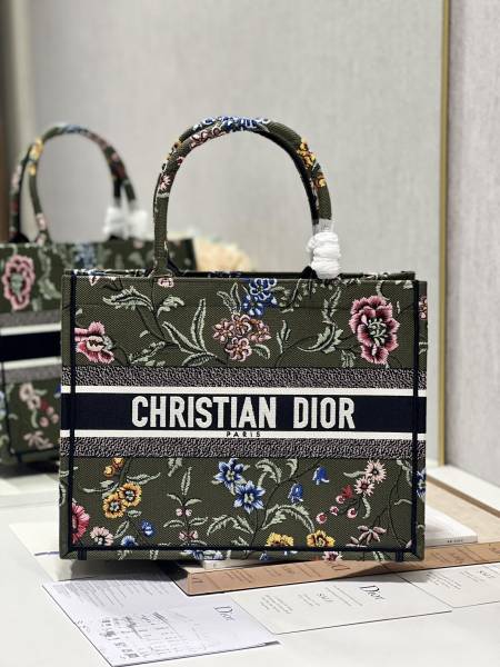 Handbag   Dior   1286  size  36×28 cm
