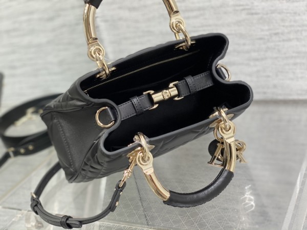 Handbag   Dior  size  25*10*16 cm