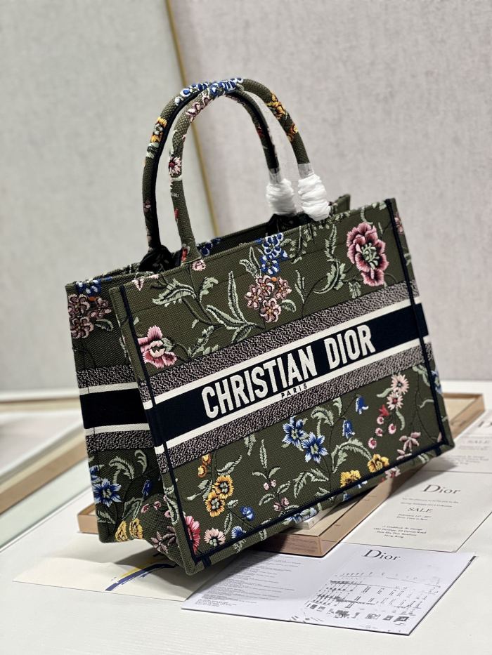 Handbag   Dior   1286  size  36×28 cm