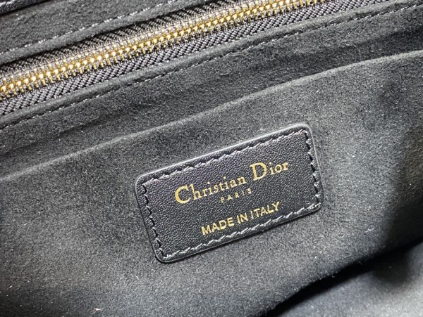 Handbag   Dior  size  25*10*16 cm