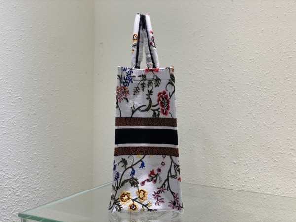 Handbag   Dior  size  41 cm