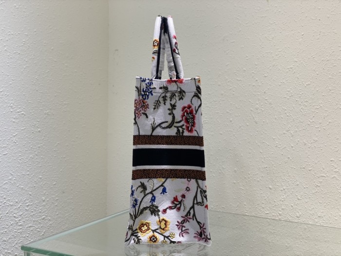 Handbag   Dior  size  41 cm