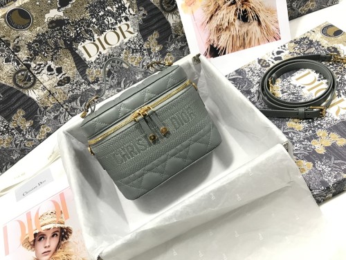Handbag   Dior  S5488  size  18.5*13*10.5  cm
