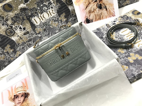 Handbag   Dior  S5488  size  18.5*13*10.5  cm