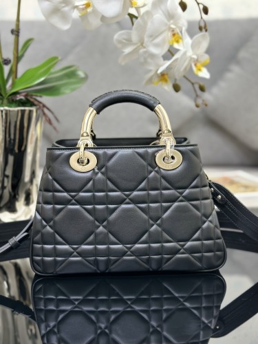 Handbag   Dior  M0565  size 22  cm