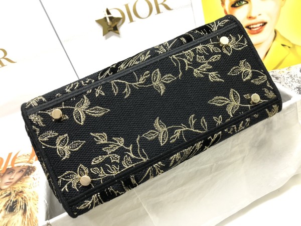 Handbag   Dior  M0565  size  24 x 20 x 11  cm