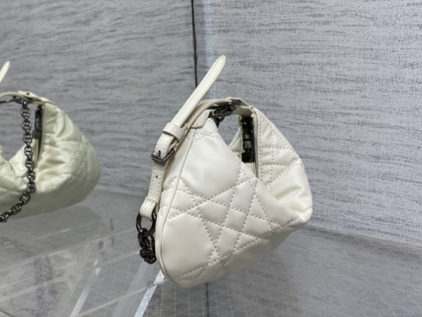 Handbag   Dior  size  25×16×2.5 cm