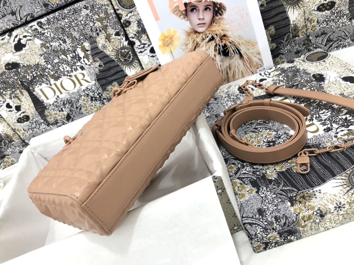  Handbag   Dior  M0540  size  26 x 13.5 x 5  cm