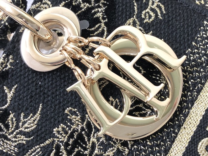 Handbag   Dior  M0565  size  24 x 20 x 11  cm