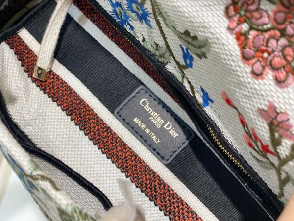 Handbag   Dior   6605  size  24 x 20 x 11  cm