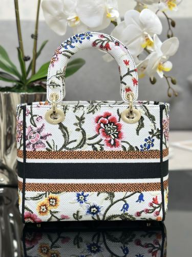 Handbag   Dior  M0565  size  24 x 20 x 11  cm