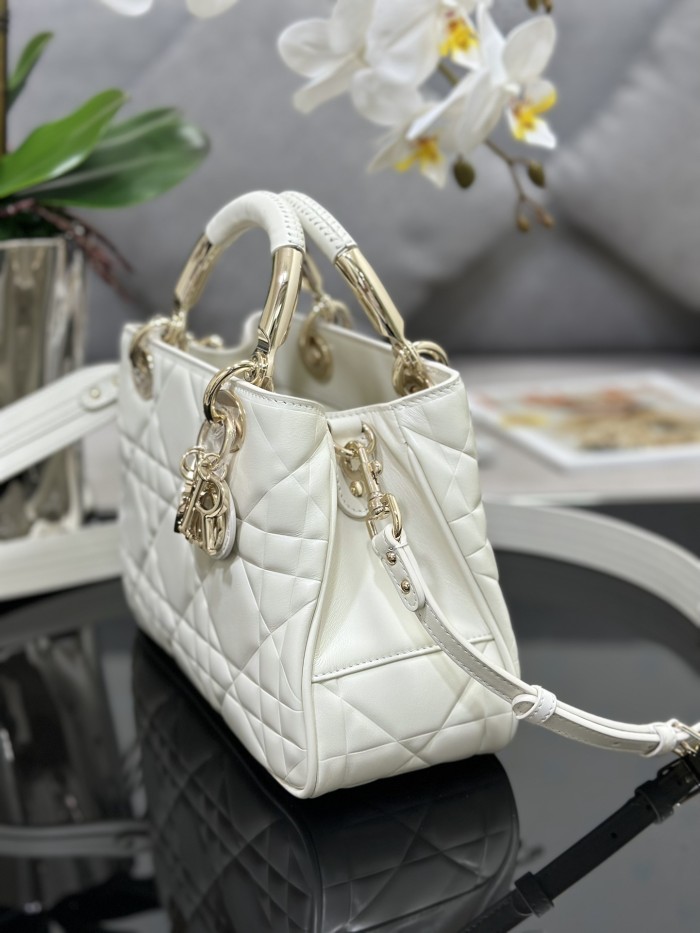 Handbag   Dior  M0565  size  22  cm