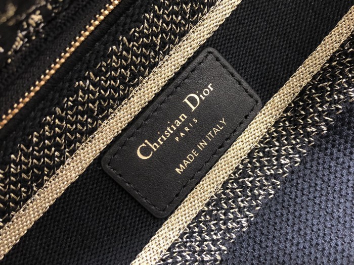 Handbag   Dior  M0565  size  24 x 20 x 11  cm