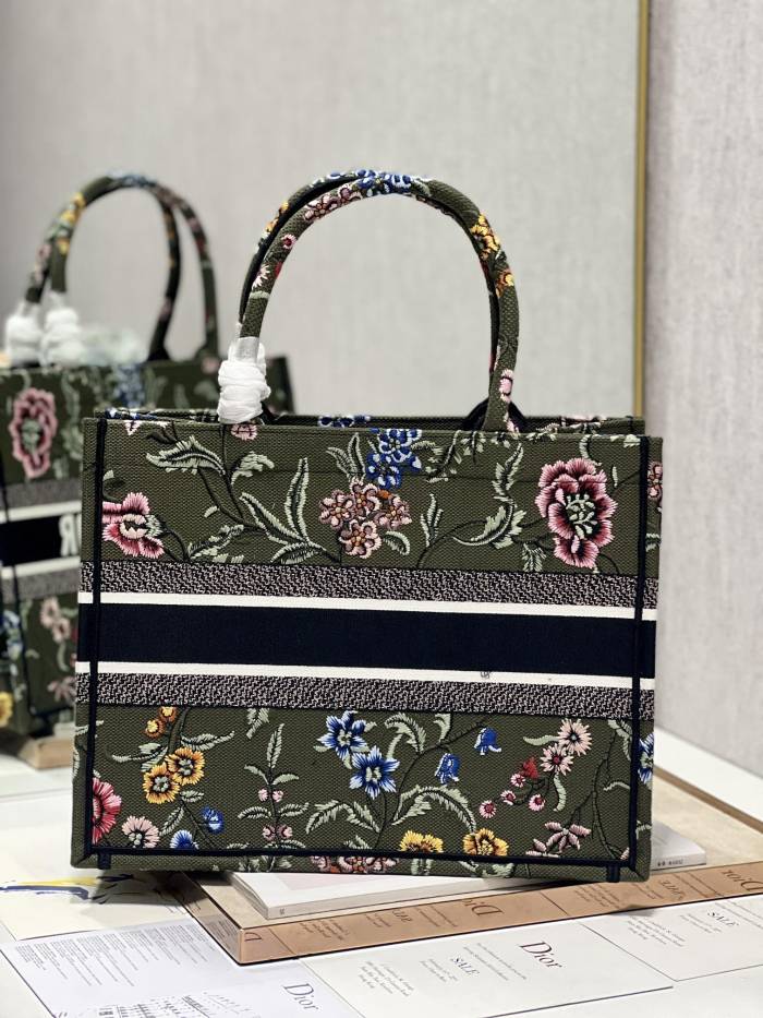 Handbag   Dior   1286  size  36×28 cm