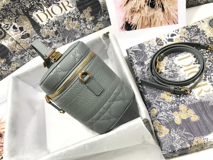 Handbag   Dior  S5488  size  18.5*13*10.5  cm