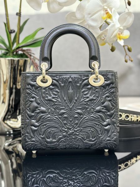Handbag   Dior  M0538  size  20 x 16.5 x 8  cm