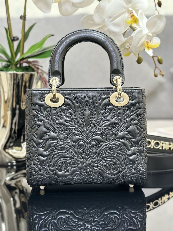 Handbag   Dior  M0538  size  20 x 16.5 x 8  cm