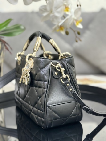 Handbag   Dior  M0565  size 22  cm