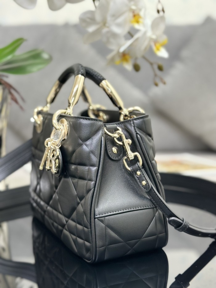 Handbag   Dior  M0565  size 22  cm