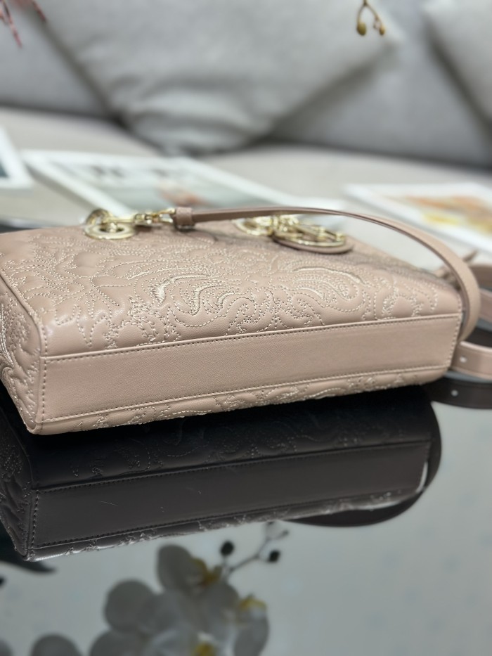 Handbag   Dior  M0540  size  26 x 13.5 x 5  cm