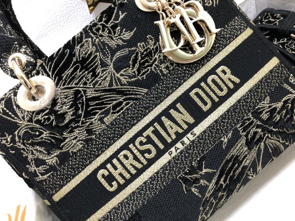 Handbag   Dior  M0565  size  24 x 20 x 11  cm