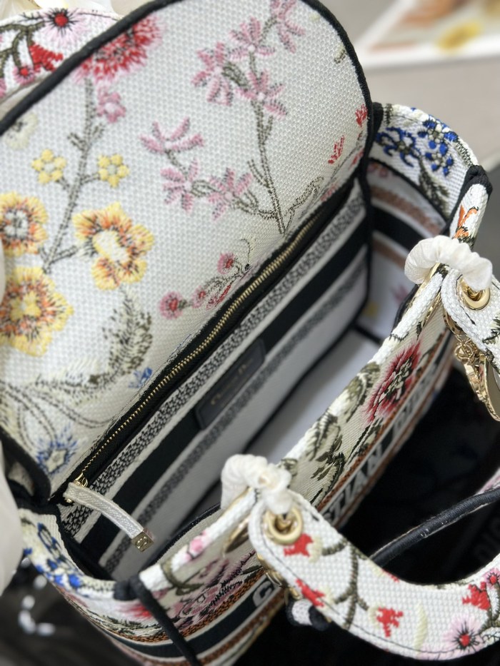 Handbag   Dior  M0565  size  24 x 20 x 11  cm