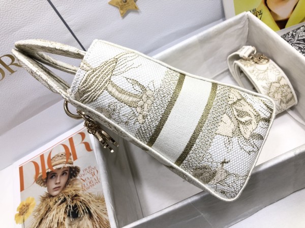 Handbag   Dior  M0565  size  24 x 20 x 11  cm