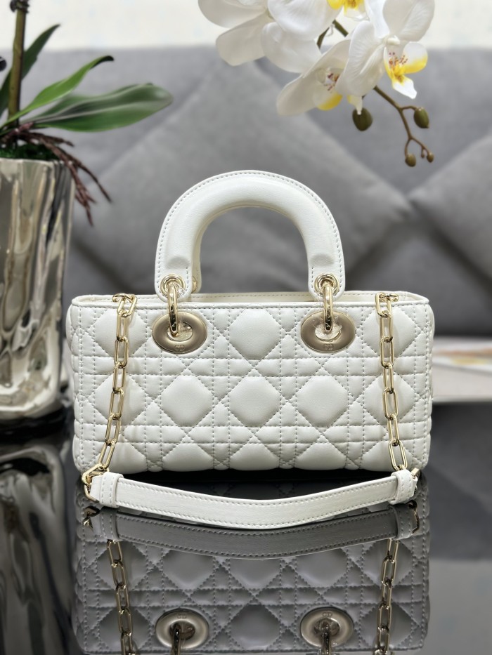Handbag   Dior  M0613  size  22 x 12 x 6  cm