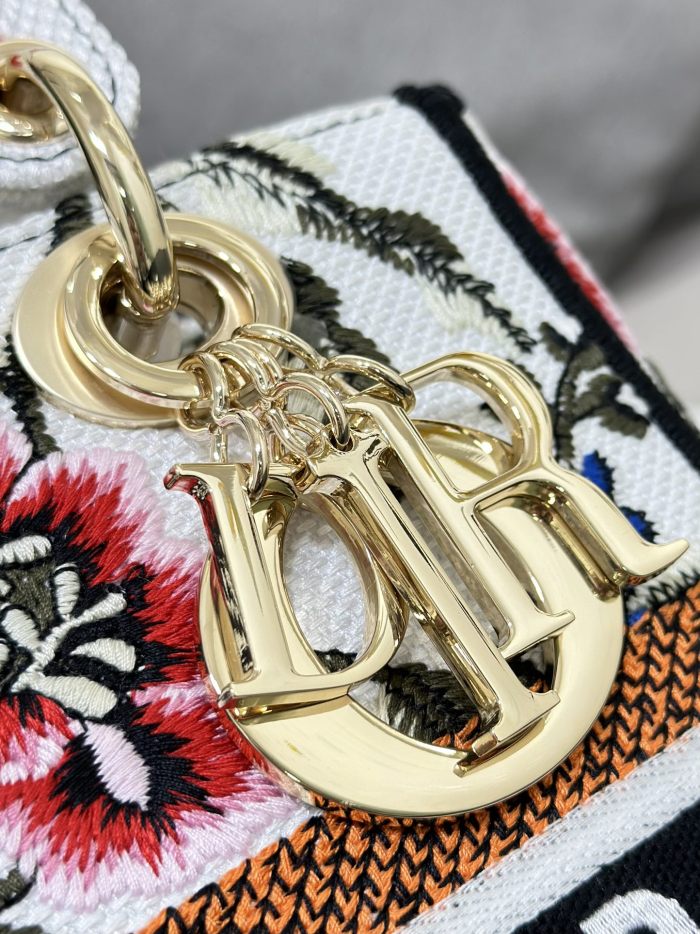 Handbag   Dior  M0565  size  24 x 20 x 11  cm