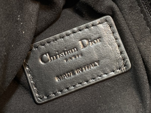 Handbag   Dior  size  25×16×2.5 cm