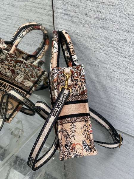  Handbag   Dior  size  13.5*5*18 cm