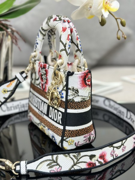 Handbag   Dior  M0505  size  17 x 15 x 7  cm