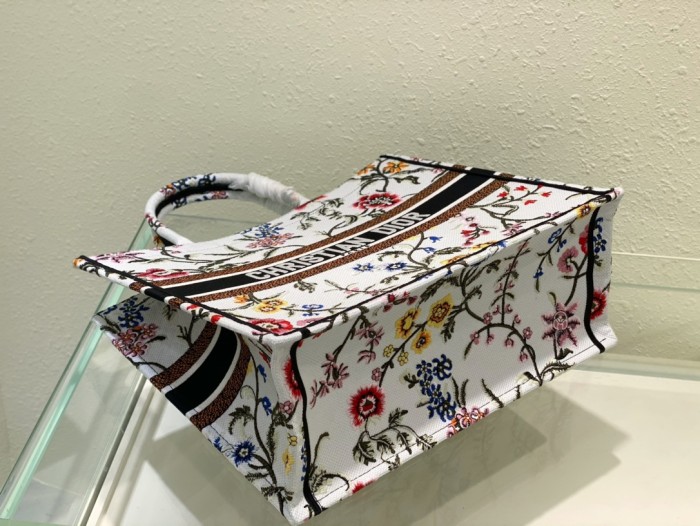 Handbag   Dior  size  41 cm