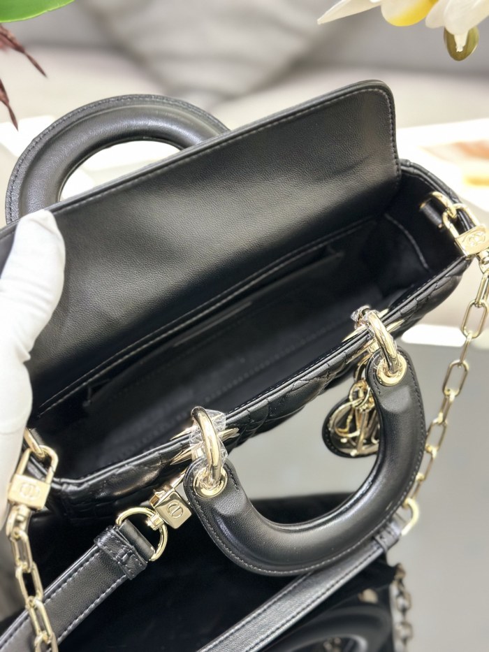 Handbag   Dior  M0613  size  22 x 12 x 6  cm