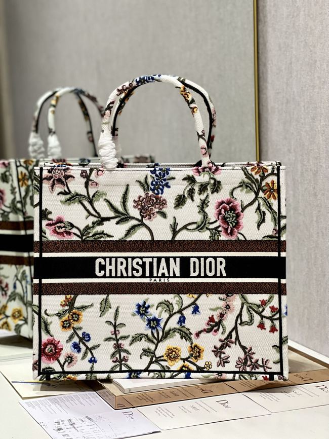 Handbag   Dior  1286  size  42×35×18.5 cm