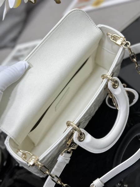 Handbag   Dior  M0540  size  26 x 13.5 x 5  cm