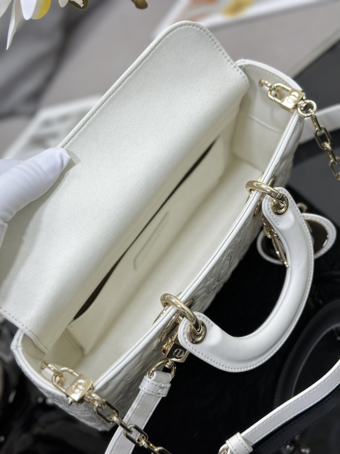 Handbag   Dior  M0540  size  26 x 13.5 x 5  cm