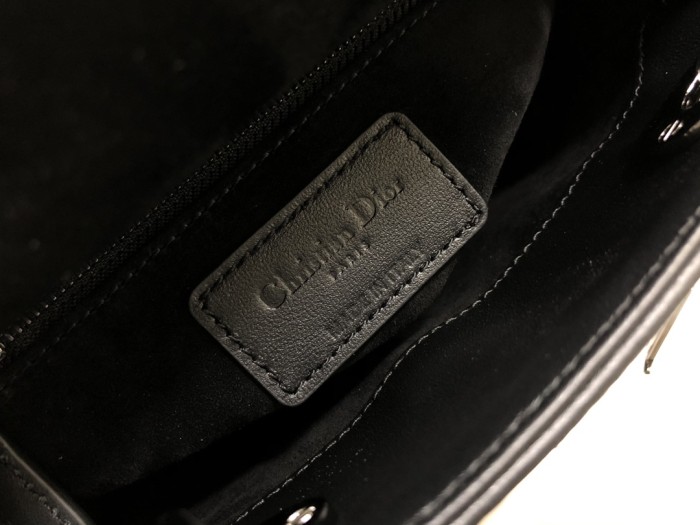 Handbag   Dior  M0505  size  17 x 15 x 7  cm