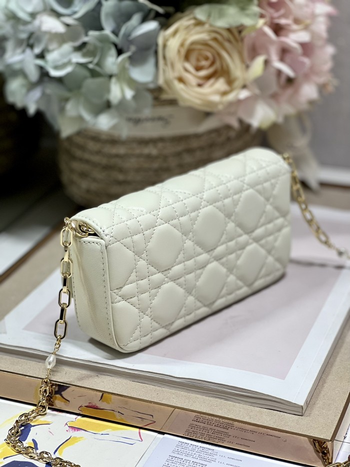  Handbag   Dior  0977 size  18.5 x 10 x 4   cm