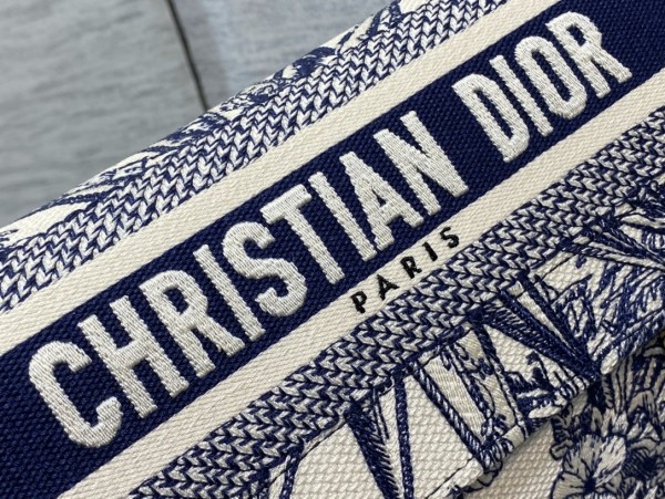 Handbag   Dior   size  23*15*8  cm