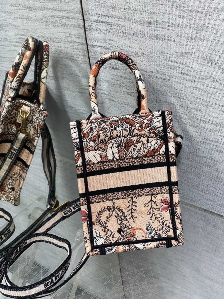  Handbag   Dior  size  13.5*5*18 cm