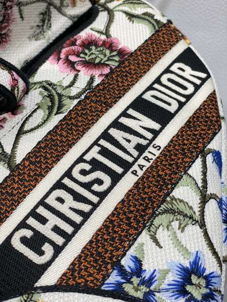 Handbag   Dior  size  25 cm