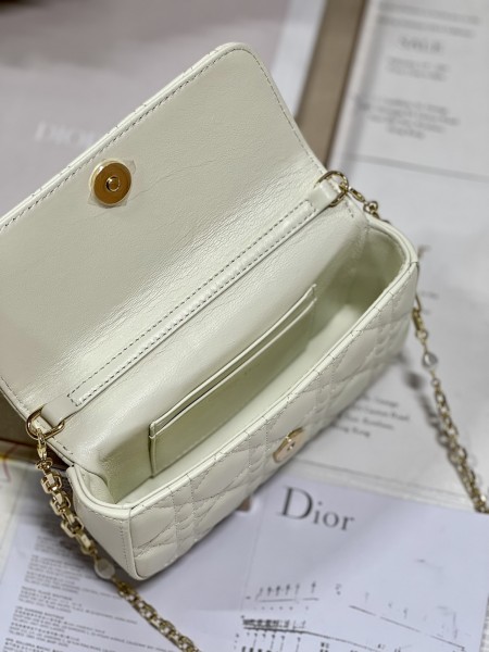 Handbag   Dior  0977 size  18.5 x 10 x 4   cm
