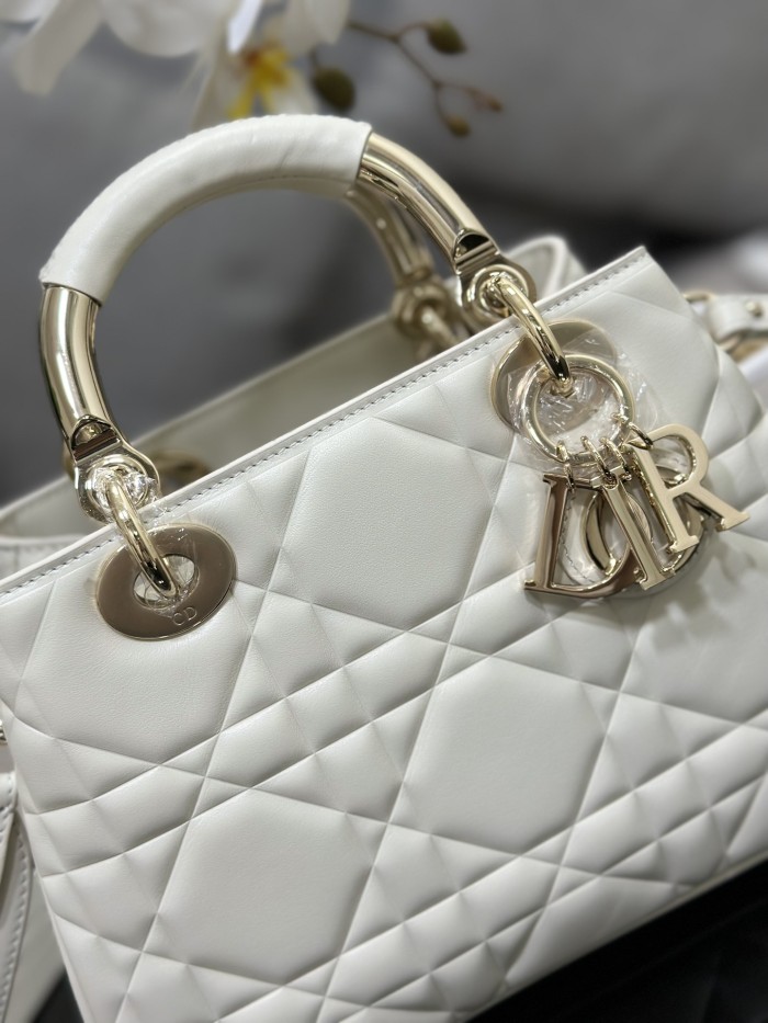 Handbag   Dior  M0565  size  22  cm