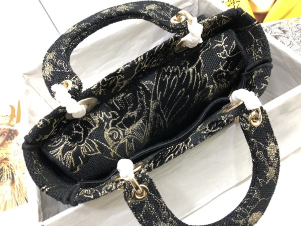 Handbag   Dior  M0565  size  24 x 20 x 11  cm