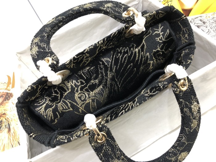 Handbag   Dior  M0565  size  24 x 20 x 11  cm