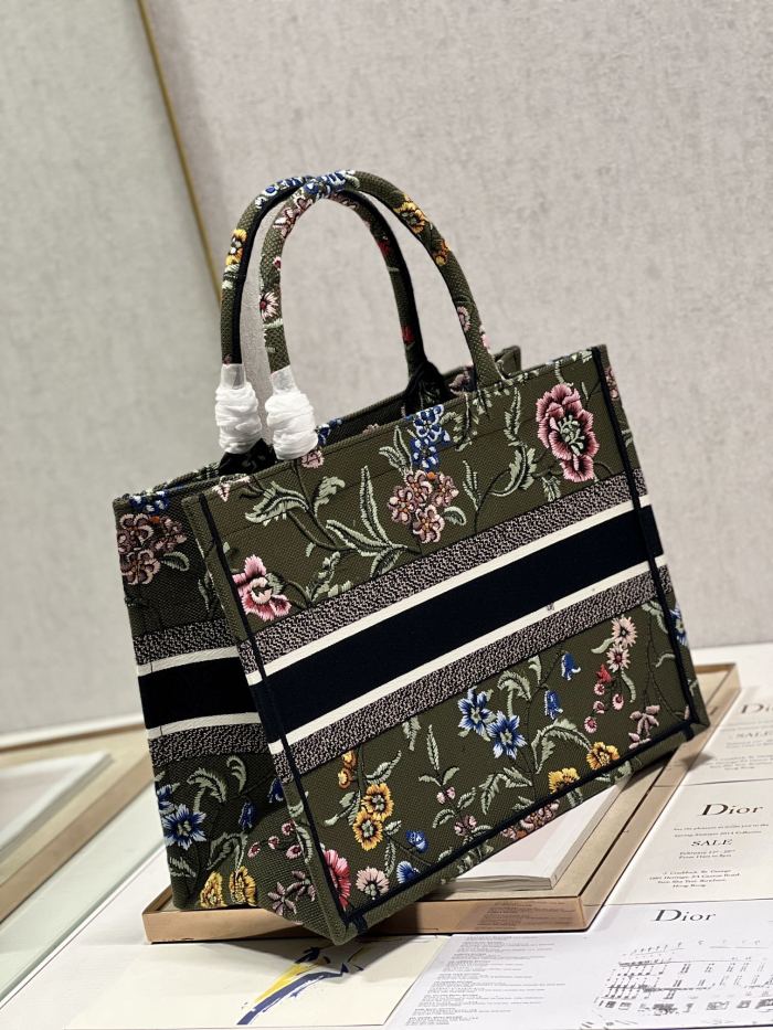 Handbag   Dior   1286  size  36×28 cm